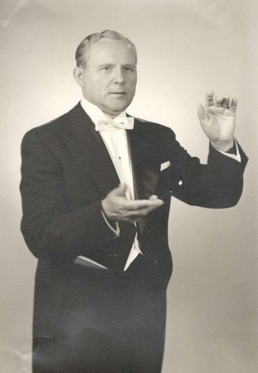 Bronius Jonušas, orkestrų ir chorų dirigentas.