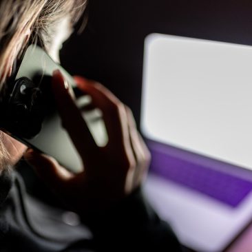 Patarimai tėvams, mokytojams ir vyresnio amžiaus žmonėms: kaip  atpažinti sukčius ir neįkliūti į jų spąstus