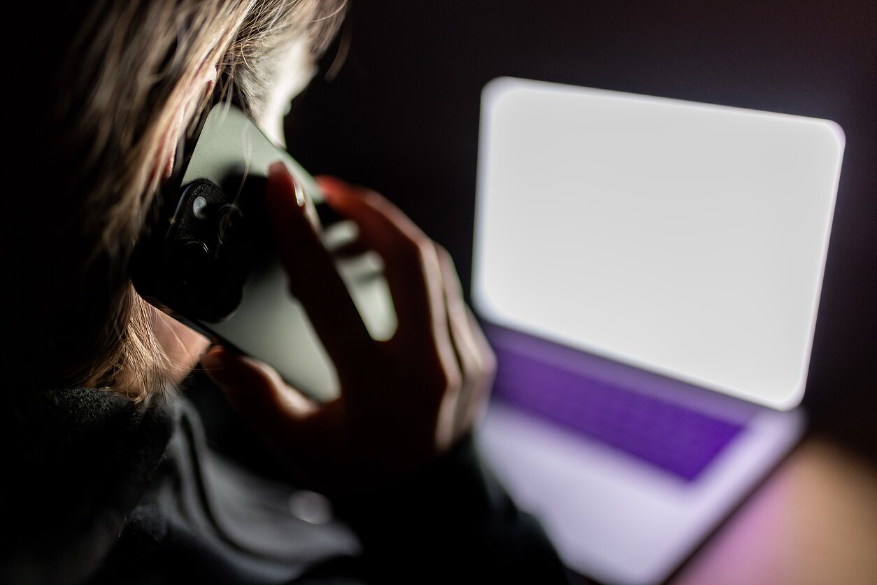 Patarimai tėvams, mokytojams ir vyresnio amžiaus žmonėms: kaip  atpažinti sukčius ir neįkliūti į jų spąstus