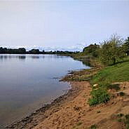 Skuodo tvenkinio pakrantė – be nendrių