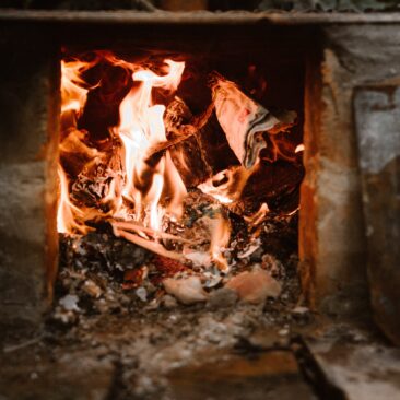 Kūreno krosnį, sudegino namus…