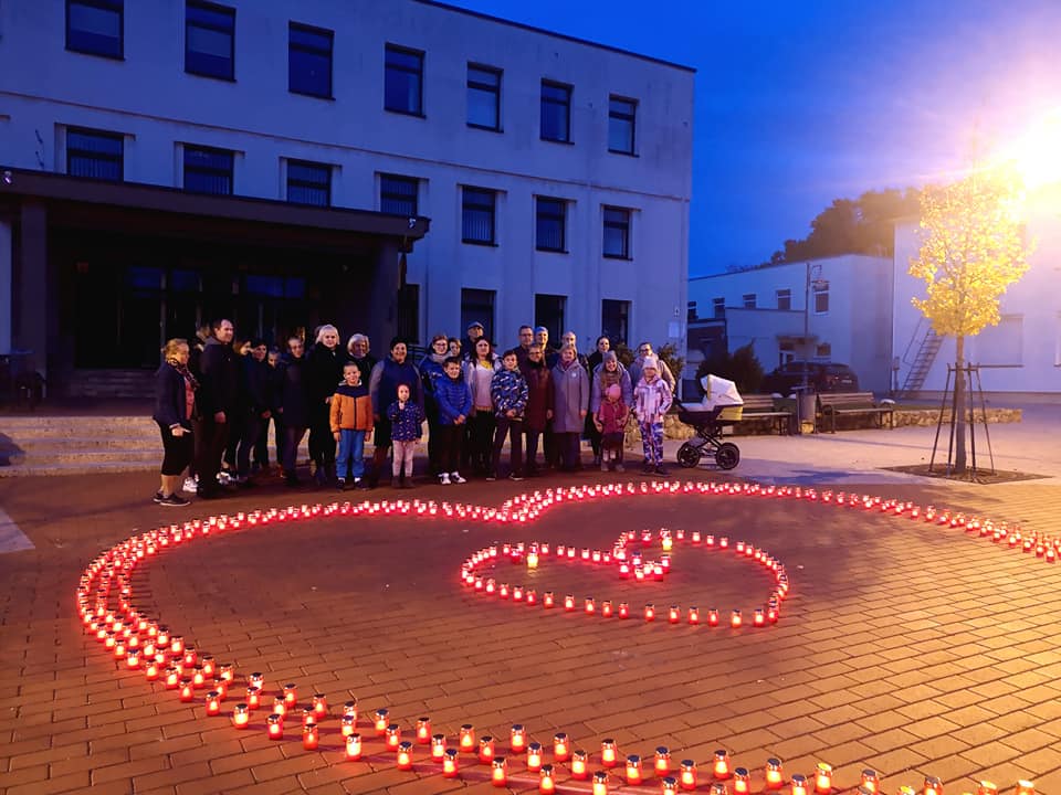 Organų donorams pagerbti – 500 liepsnojančių žvakučių Skuodo centrinėje aikštėje