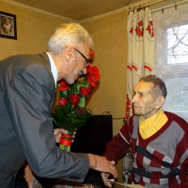 Skuodo rajone gyvenančiam šimtamečiui – sveikinimai, gėlės, dovanos