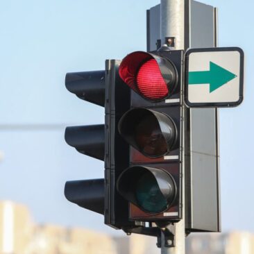 Pasikeitimai – Skuodo mieste neliks ties raudonu šviesoforo signalu pritvirtintų lentelių su žalia rodykle