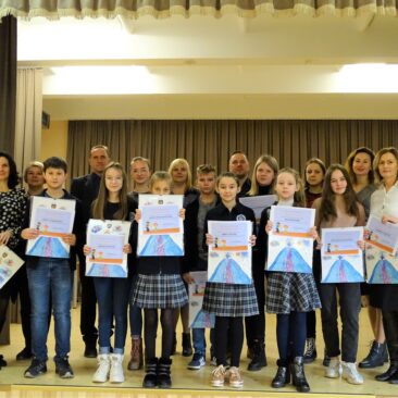 Civilinės saugos 2020 metų kalendoriai jau piešinių ir plakatų konkurso „Būkime saugūs“ nugalėtojų rankose