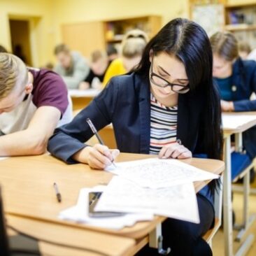 Vėlinamos kai kurių brandos egzaminų, įskaitų ir dešimtokų pasiekimų patikrinimų datos