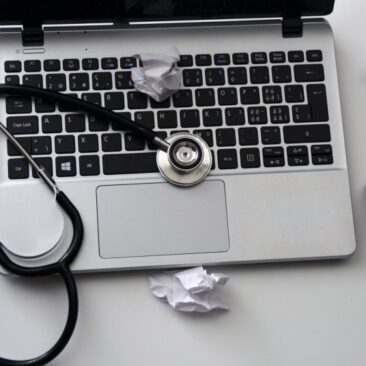 Nedarbingumo pažymėjimai izoliavimuisi namuose ir toliau bus išduodami