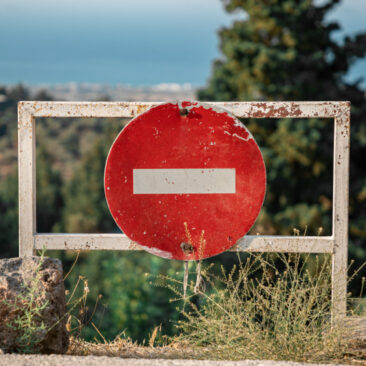 Keliauti nerekomenduojama, į 18 šalių – draudžiama