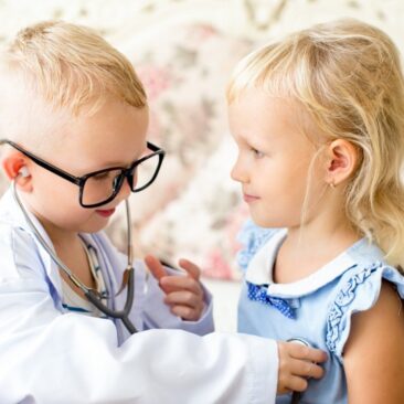 Vaikus prižiūrintys tėvai nedarbingumo pažymėjimus galės gauti atbuline tvarka