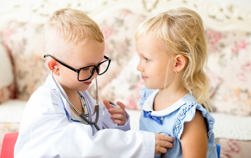 Vaikus prižiūrintys tėvai nedarbingumo pažymėjimus galės gauti atbuline tvarka