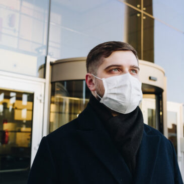 Rekomenduojama viešose vietose dėvėti asmens apsaugos priemones