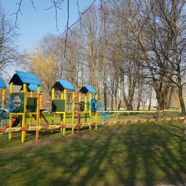 Skuodo mieste vaikų žaidimų aikštelės aptvertos įspėjamąja juosta
