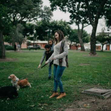 Pasivaikščiojimai ir žaidimai lauke – tik saugiu atstumu