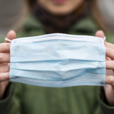Nuo penktadienio viešose vietose dėvėti apsauginę kaukę – privaloma