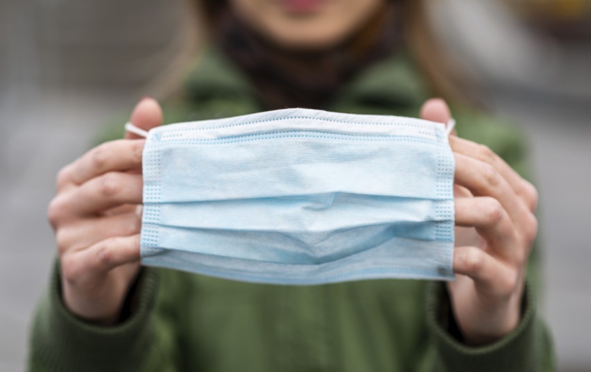 Nuo penktadienio viešose vietose dėvėti apsauginę kaukę – privaloma