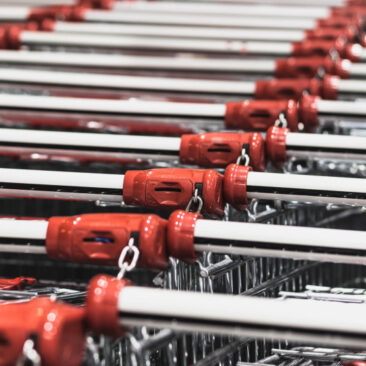 Vyresniems ir sergantiems lėtinėmis ligomis ir toliau nerekomenduojama lankytis prekybos vietose