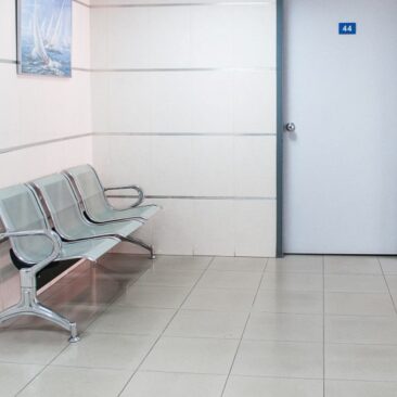 Užsieniečiams ir į Lietuvą grįžusiems žmonėms – nemokamas koronaviruso infekcijos gydymas