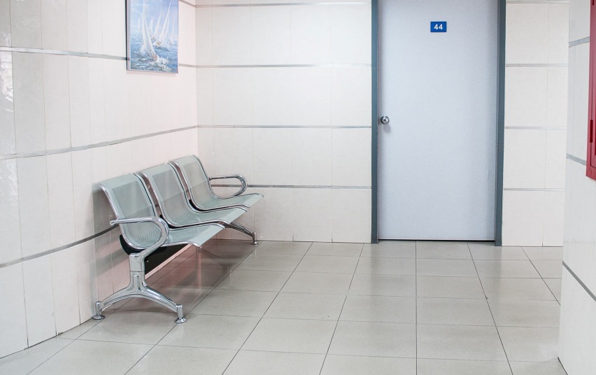 Užsieniečiams ir į Lietuvą grįžusiems žmonėms – nemokamas koronaviruso infekcijos gydymas