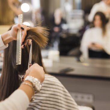 Paskelbtos rekomendacijos, kaip saugiai vykdyti veiklą grožio salonuose