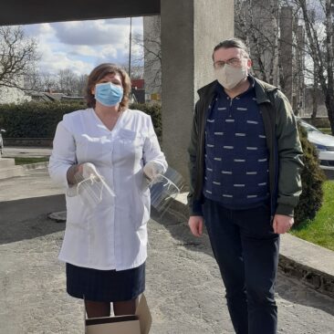 Skuodo rajono savivaldybės R. Granausko viešosios bibliotekos darbuotojai  medicinos specialistams teikia pagalbą – gamina apsauginius skydus