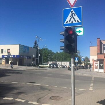 Skuodo mieste sugrąžintos lentelės su žalia rodykle