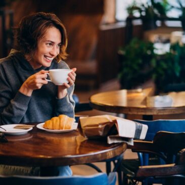 Viduje veikiančios kavinės galės neriboti srautų, bet bus privalu išlaikyti atstumus