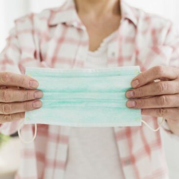 SAM primena, kad kai kur veido kaukės vis dar yra privalomos