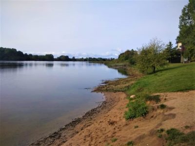 Naujausia informacija apie Skuodo miesto paplūdimio sutvarkymą: rengiamas supaprastintas projektas, laikinai gyventojų patogumui į maudymosi vietą bus atvežta smėlio