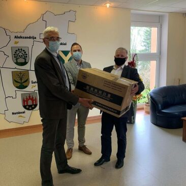 Skuodo rajono garbės piliečio, ambasadoriaus Vygaudo Ušacko ir BusNex dovana – 2 000 medicininių kaukių