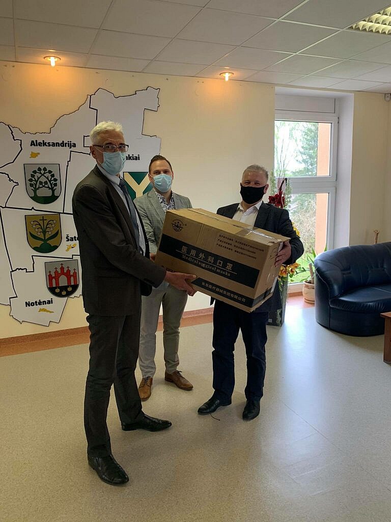Skuodo rajono garbės piliečio, ambasadoriaus Vygaudo Ušacko ir BusNex dovana – 2 000 medicininių kaukių