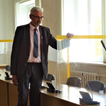 Įrengiamos pertvaros Skuodo rajono savivaldybės tarybos posėdžių salėje