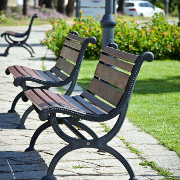 Bus tvarkoma teritorija, kurioje vėliau bus įrengtas suolelis, skirtas kraštiečio poeto Stasio Jonausko atminimui pagerbti