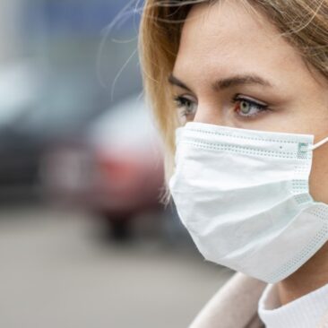 Per susirinkimus ir toliau rekomenduojama dėvėti kaukes