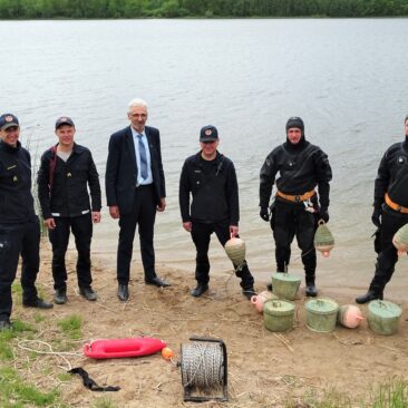 Skuodo tvenkinyje – plūdurai, žymintys vaikų maudymosi zoną