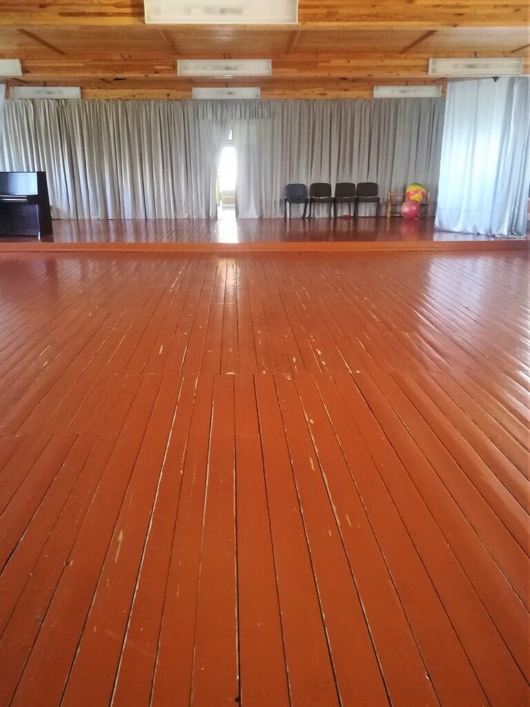 Pasirašyta rangos darbų sutartis dėl Ylakių seniūnijos pastate esančios salės remonto