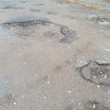 Pasirašytos rangos sutartys dėl Ylakių miestelio B. Jonušo gatvės paprastojo remonto ir Mosėdžio miestelio Kęstučio g. kapitalinio remonto