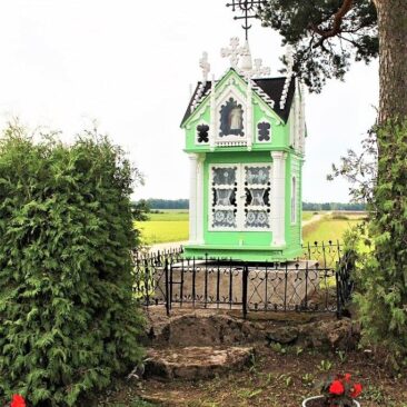 Jedžiotų kaime atnaujinta Skuodo rajono didžiausia koplytėlė