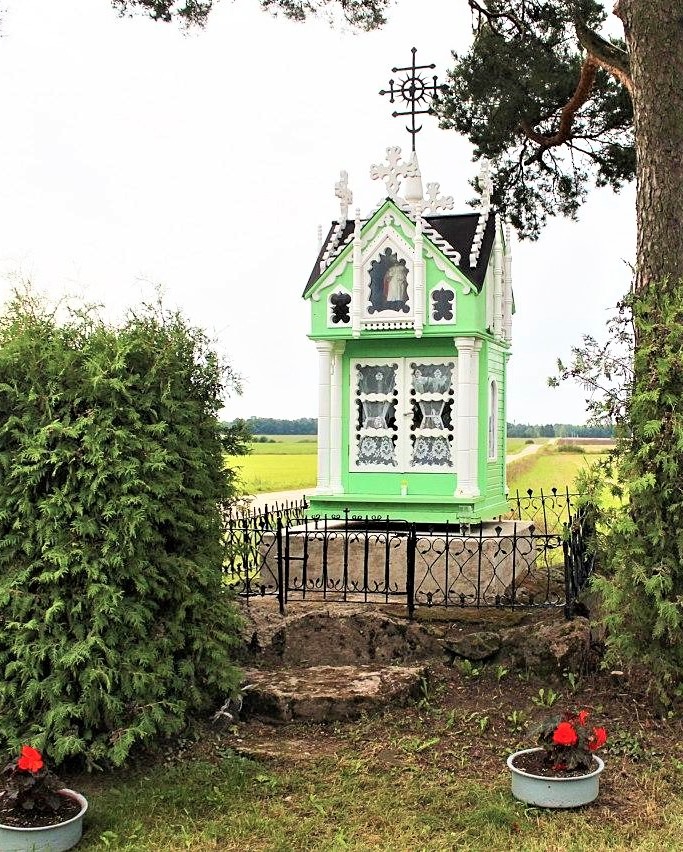 Jedžiotų kaime atnaujinta Skuodo rajono didžiausia koplytėlė