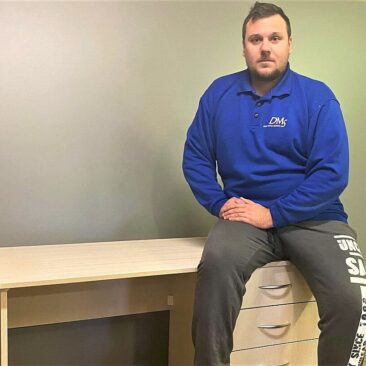 Už padovanotus rašomuosius stalus Skuodo rajono šeimoms dėkojama Mariui Prišmontui