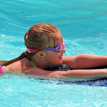 Pradinių klasių mokiniams vedamos fizinio ugdymo pamokos Skuodo higienos ir sveikatingumo centro baseine