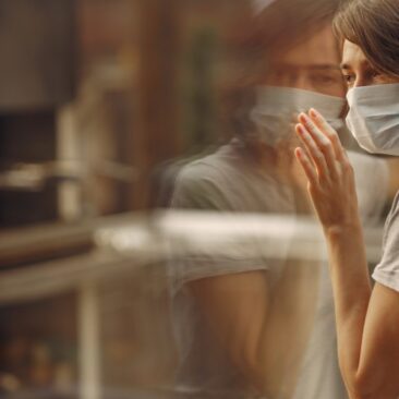 Persirgę koronavirusu galės tris mėnesius nesiizoliuoti po aukštos rizikos kontakto