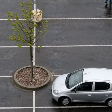 Informuojama apie stovėjimo aikštelių žymėjimą prie Skuode esančių prekybos centrų