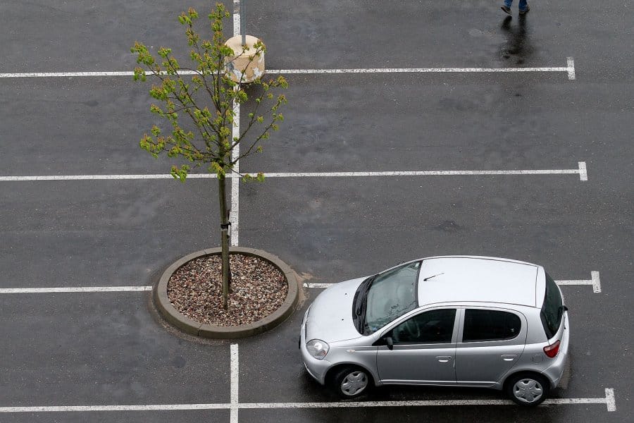 Informuojama apie stovėjimo aikštelių žymėjimą prie Skuode esančių prekybos centrų