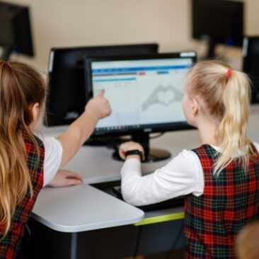 Atlaisvinant karantino suvaržymus pirmiausia į mokyklas grįžtų pradinukai ir abiturientai