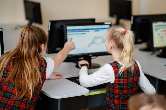 Atlaisvinant karantino suvaržymus pirmiausia į mokyklas grįžtų pradinukai ir abiturientai