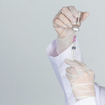 VVKT įspėja: sukčiai žmonėms siūlo įsigyti tariamas vakcinas nuo COVID-19