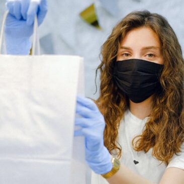 Į darbus grįžtantys paslaugų ir prekybos vietų darbuotojai gali nemokamai pasitikrinti dėl COVID-19