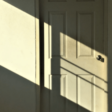 Skuodo rajono savivaldybės administracija skelbiamų derybų būdu perka vieno kambario butą