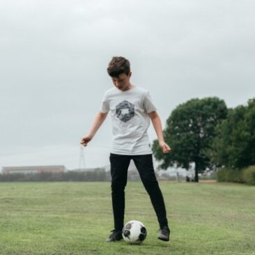 Švelninamas karantinas: leidžiami sporto bei neformaliojo švietimo užsiėmimai atvirose erdvėse, atnaujinama vairavimo mokyklų veikla