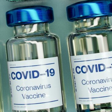 Laikinai stabdomas skiepijimas „AstraZeneca“ vakcina